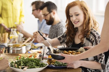 Gülümseyen kadın yemek fırında patates