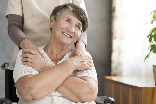 Gelukkig grootmoeder ondersteund door verpleegkundige — Stockfoto