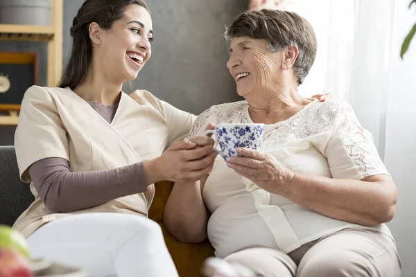 Nipote e sorridente donna anziana — Foto Stock