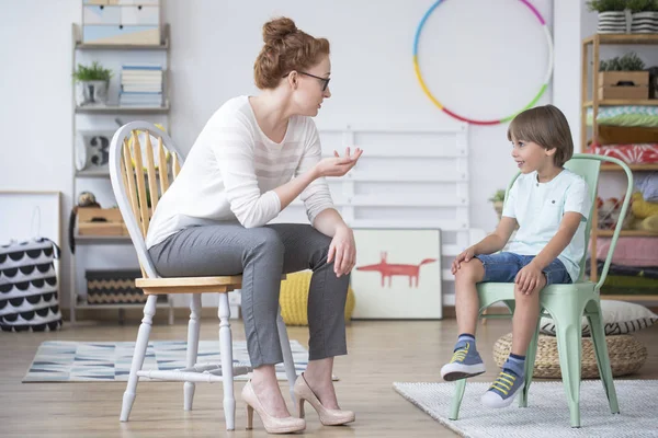 Niño sonriente y terapeuta del habla — Foto de Stock