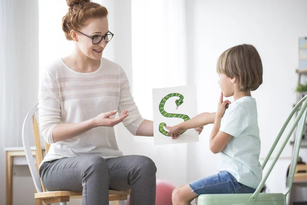 Sonriente profesor de habla y niño — Foto de Stock