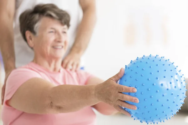 Senior vrouw trainen met de bal — Stockfoto