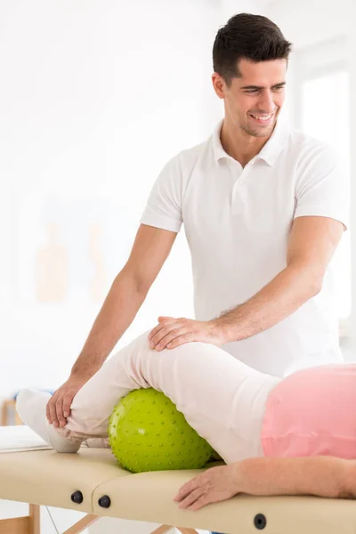 Fisioterapeuta sonriente y paciente anciano — Foto de Stock