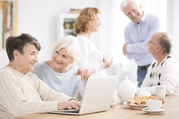 Buurman helpen oudere vrouw — Stockfoto