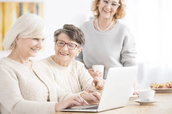 Donne anziane che usano Internet — Foto Stock