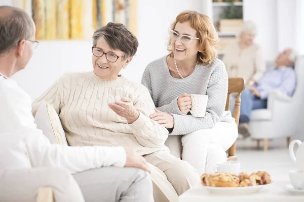 Trascorrere del tempo in casa di riposo — Foto Stock