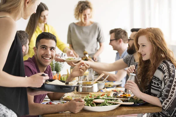 Vänner äta hälsosam middag — Stockfoto