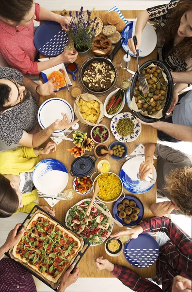 Gente comiendo pizza — Foto de Stock