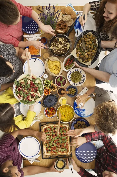 Reunião à mesa com pizza — Fotografia de Stock