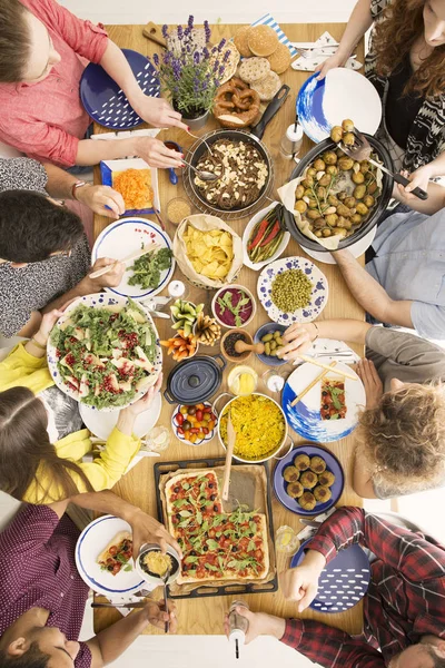 Znajomych, dzielenie się jedzeniem w tabeli — Zdjęcie stockowe
