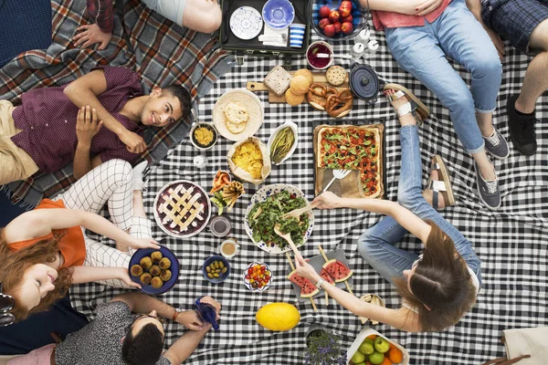 Personas veganas comiendo falafels — Foto de Stock