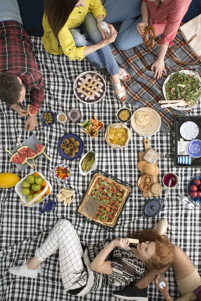 Mujer comiendo waffle durante la reunión — Foto de Stock