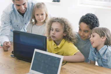 Birlikte laptop çalışan çocuk