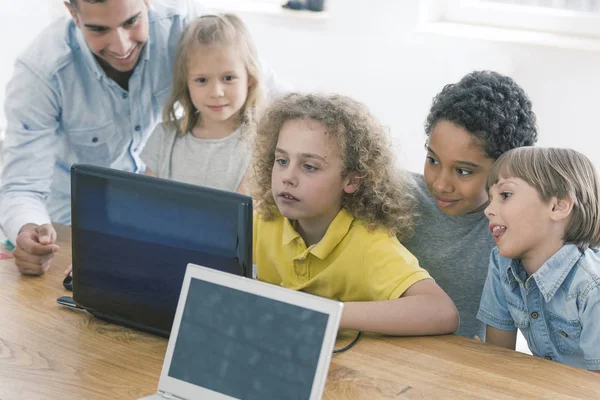 Bambini che lavorano insieme sul computer portatile — Foto Stock