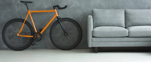 Pomarańczowy rower w pokoju szary — Zdjęcie stockowe