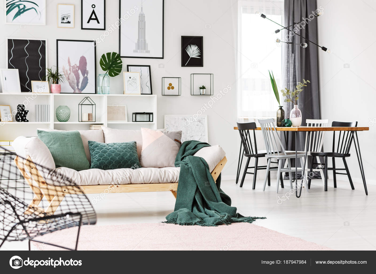 Abierta sala de estar con sofá — Foto editorial de stock © photographee