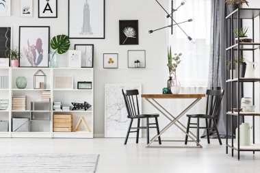 Kitap ve süslemeleri ile raf