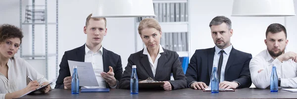 Groep van headhunters tijdens onderzoek — Stockfoto