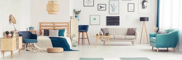 Interior del dormitorio azul con sofá —  Fotos de Stock