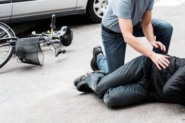 Пешеход помогает жертве аварии — стоковое фото