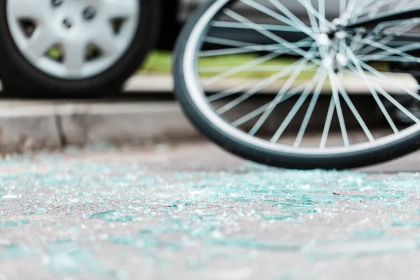 Gebroken glas op de weg — Stockfoto