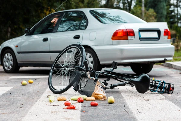 Motorista preocupado depois de bater ciclista — Fotografia de Stock