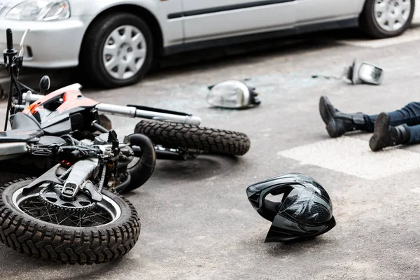 Wypadek motocykla i samochodu — Zdjęcie stockowe