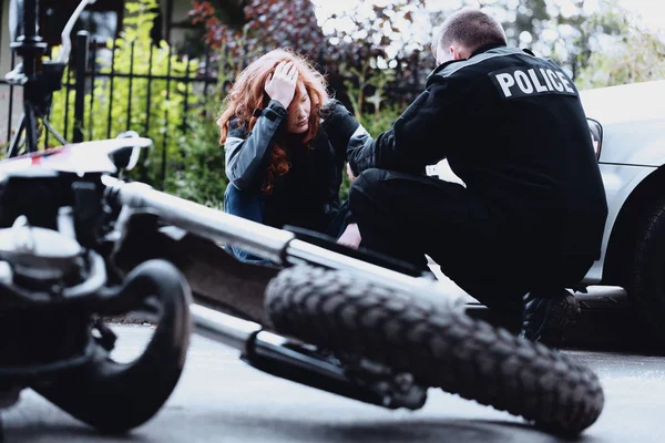 Policeman interviewing motorbike driver — Stock Photo, Image