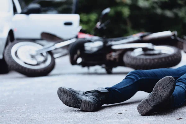 Погибший в аварии на мотоцикле — стоковое фото