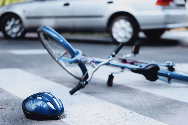 Pengendara sepeda menabrak penyeberangan pejalan kaki — Stok Foto