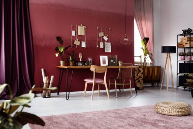 Koyu kiraz çalışma alanı iç