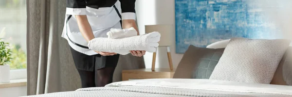 Panorama di cameriera mettendo asciugamani — Foto Stock