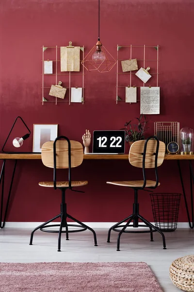 Chaises en bois dans un espace de travail en cerise — Photo