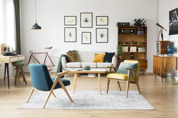 Вінтажні меблі в квартирі — стокове фото