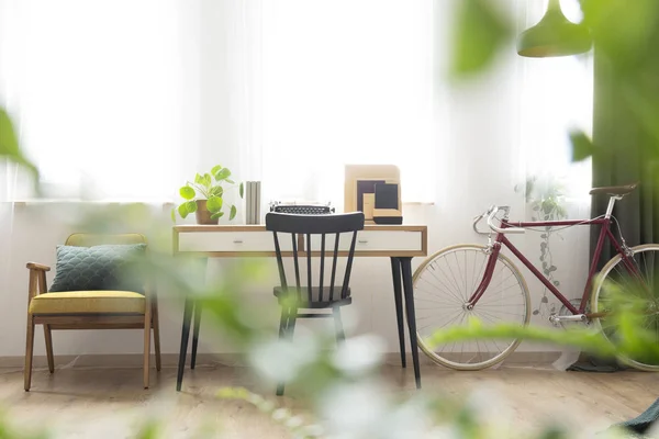 Escritorio de madera junto a las ventanas —  Fotos de Stock