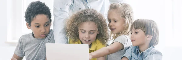 Девушка указывает на экран ноутбука — стоковое фото
