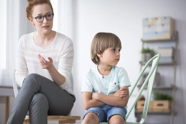 Psikolog dengan anak yang marah — Stok Foto
