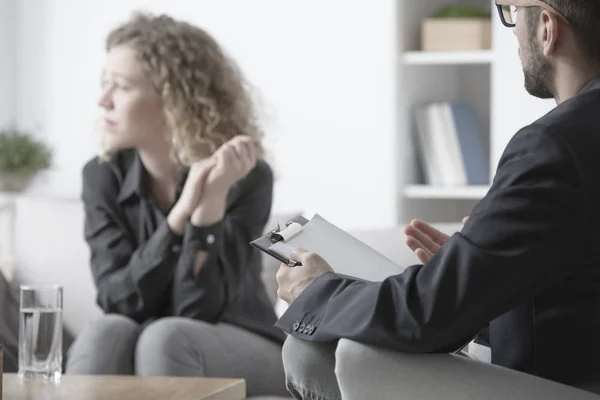 Therapist with woman — Stock Photo, Image