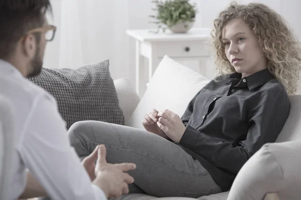 Ung kvinna lyssna till psykoterapeut — Stockfoto