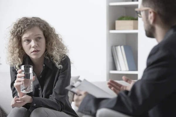 Young woman talking to psychologist — Stock Photo, Image