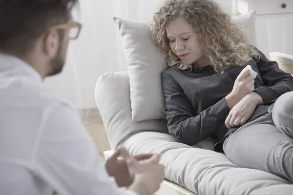 Frau weint auf der Lounge eines Psychotherapeuten — Stockfoto