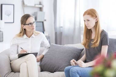 Psikoterapi oturan kızgın kız