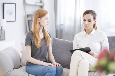 Psikoterapist notlar aşağı yazma