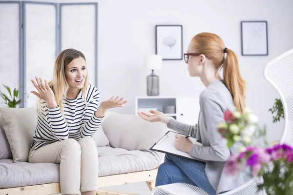 Mulher discutindo problemas com terapeuta — Fotografia de Stock