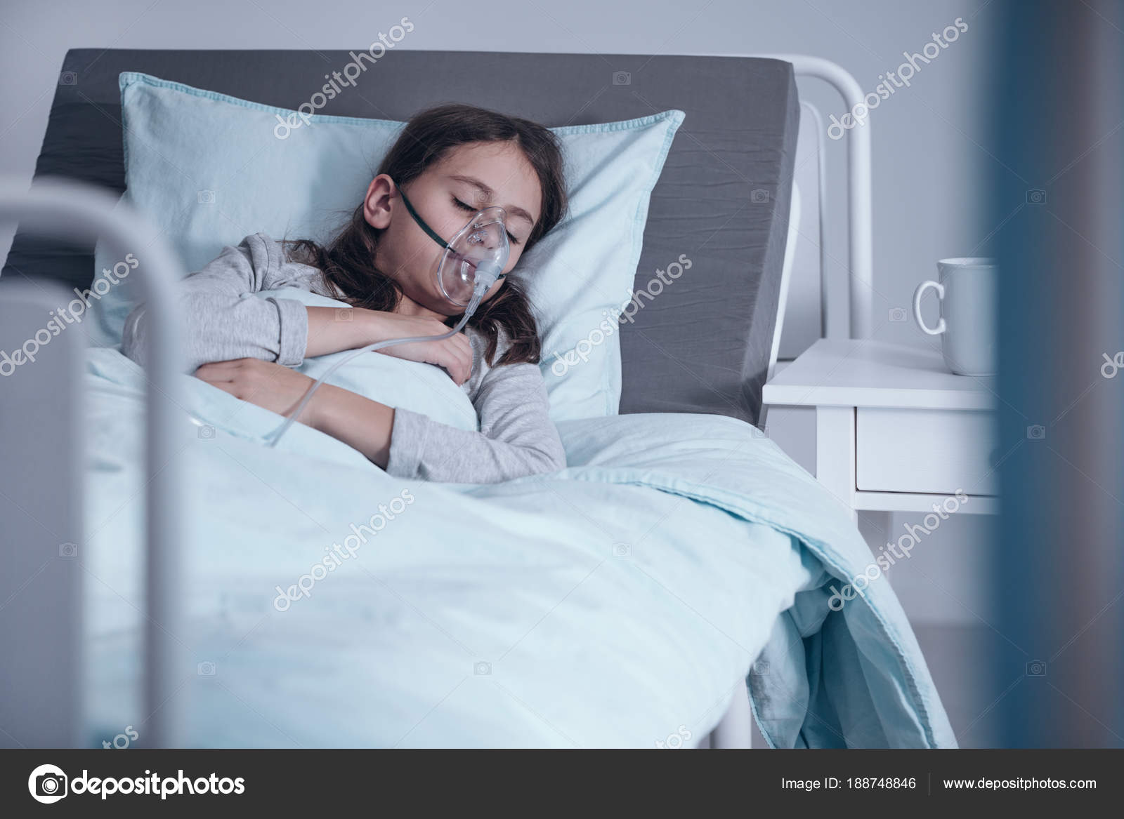 女孩睡着在医院病床上 库存图片. 图片 包括有 人们, 年轻, 水平, 放置, 子项, 不适, 枕头, 女性 - 55894123