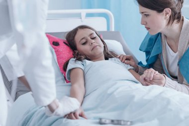 Enjeksiyon sırasında kız