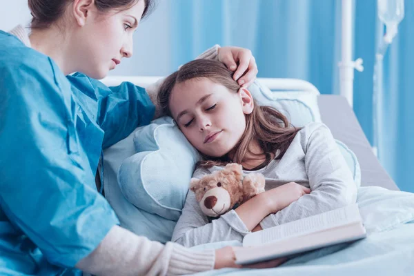 Mother watching over little girl — Stock Photo, Image