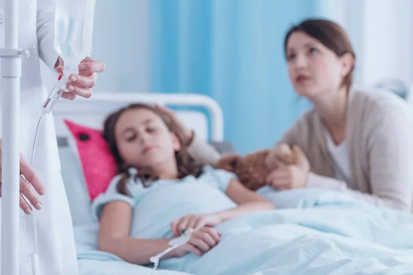 Nurse changing a drip — Stock Photo, Image