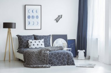 Poster desenli yatak odası iç