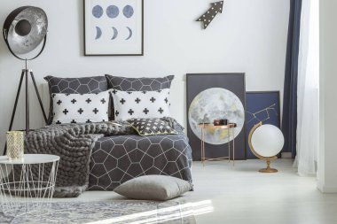 Desenli yatak odası iç posterler ile